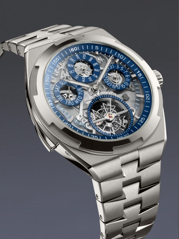 3/4-Ansicht der Overseas Grand Complication Openface vor grauem Hintergrund