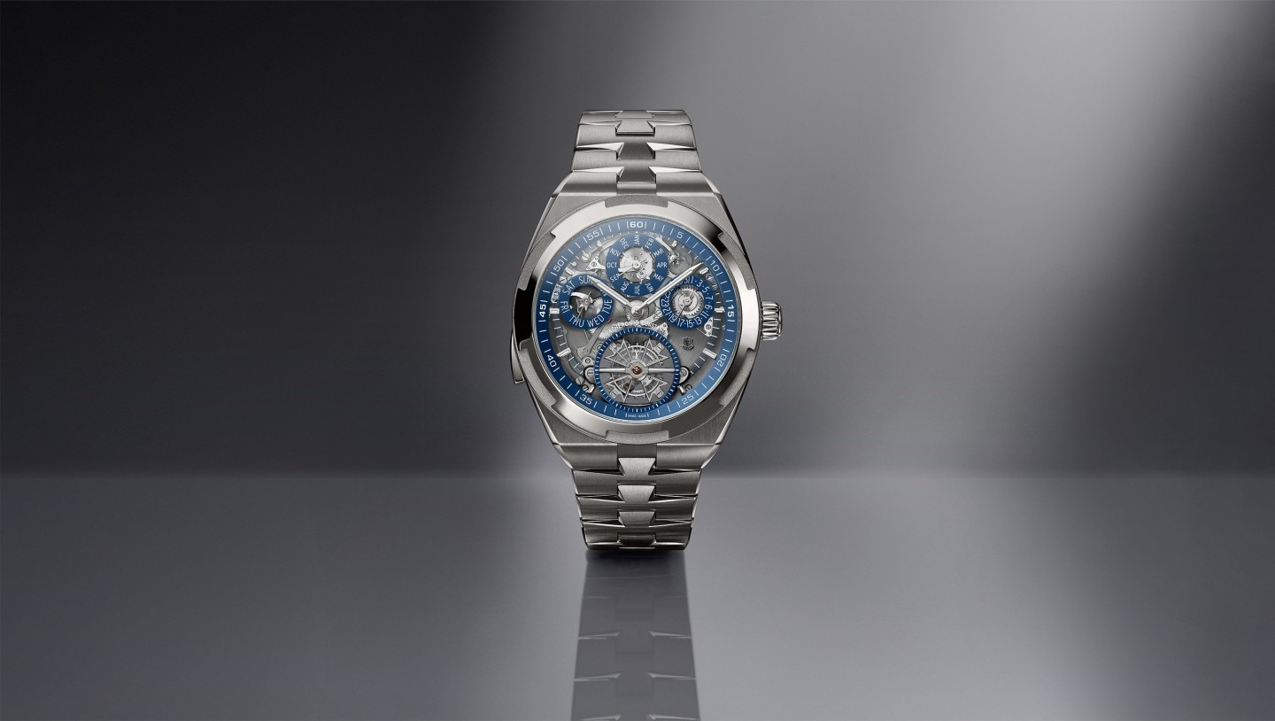 Nahaufnahme der Overseas Grand Complication Openface vor grauem Hintergrund.