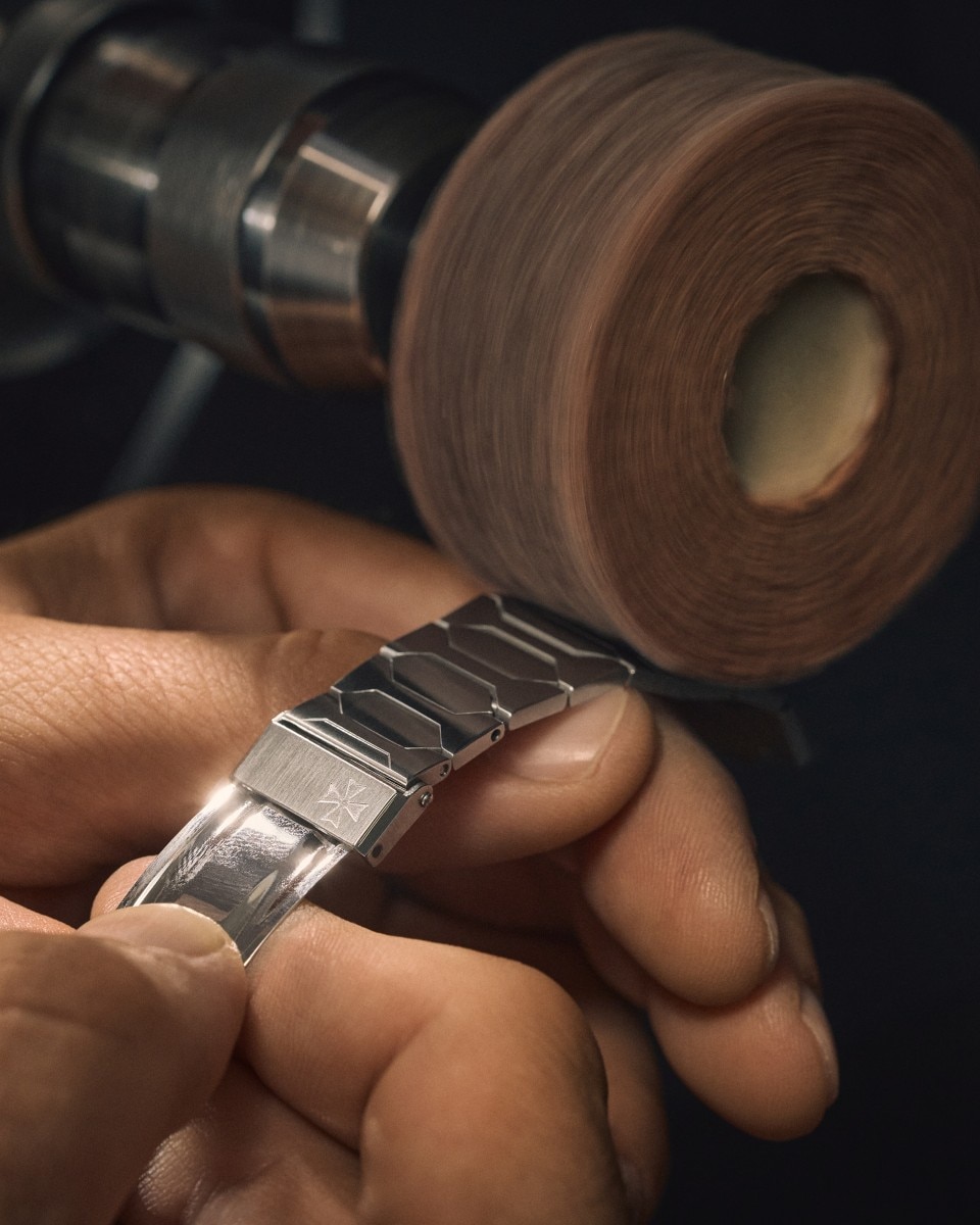 Grinding a metal watch bracelet