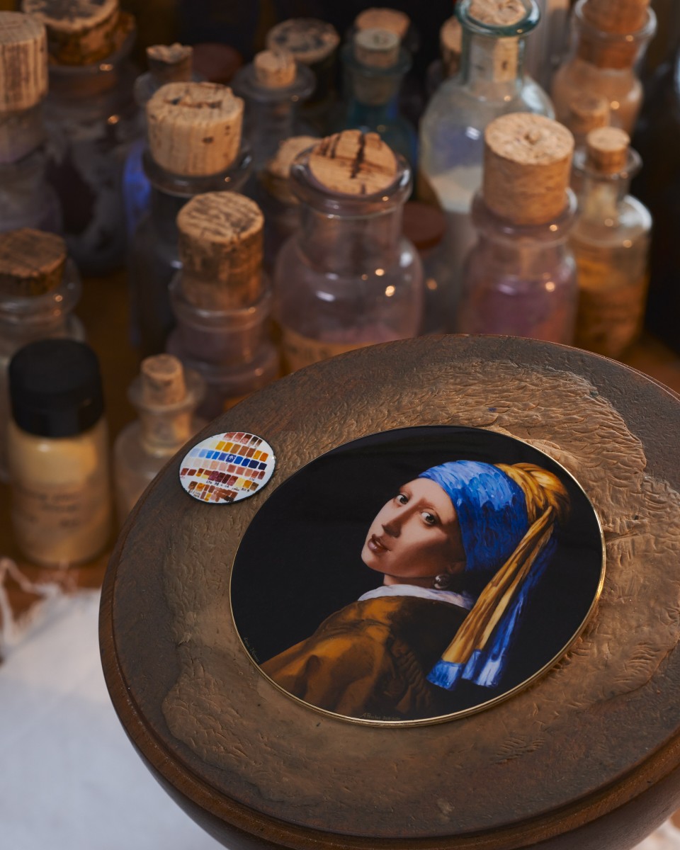 Paint of a girl with a pearl earring