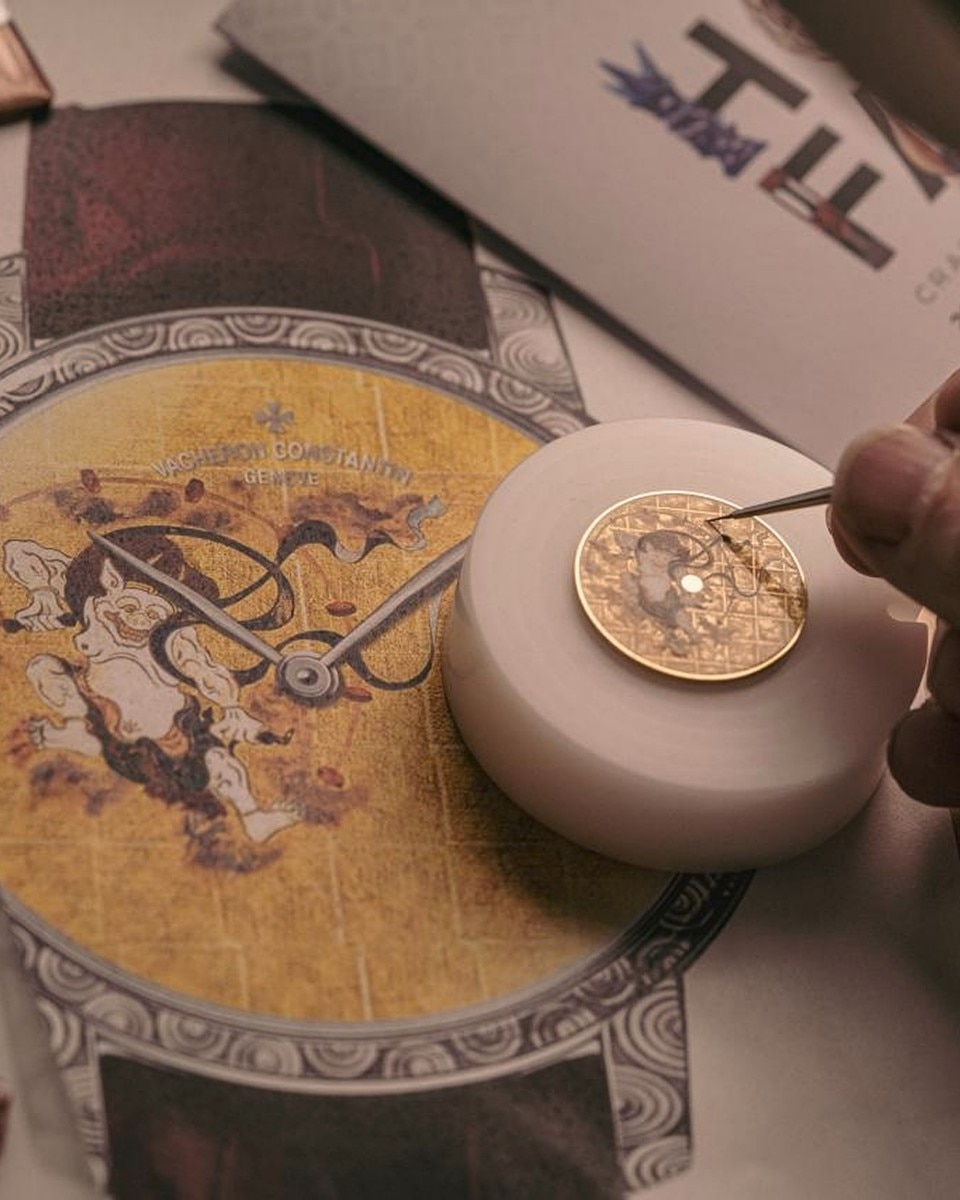 Creating fine gold elements on the watch head