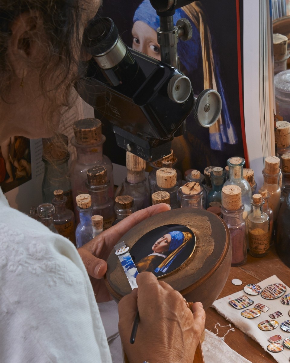 Hands that accurately paint a girl with a pearl earring